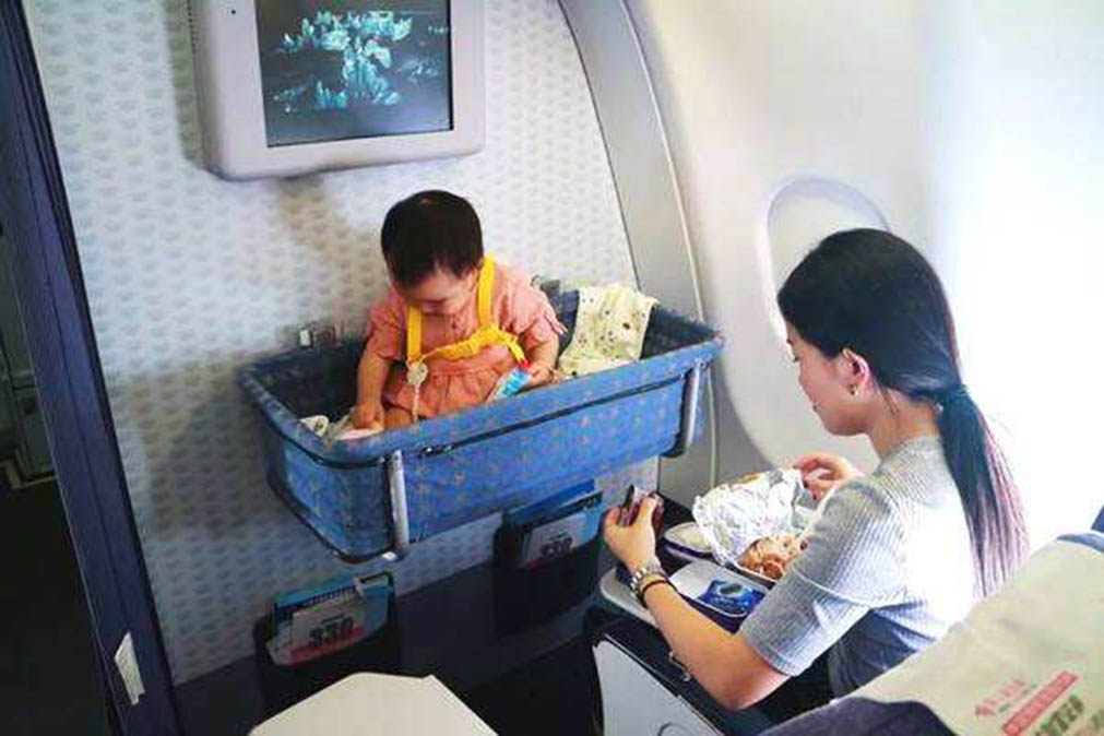 飞机上带宝宝